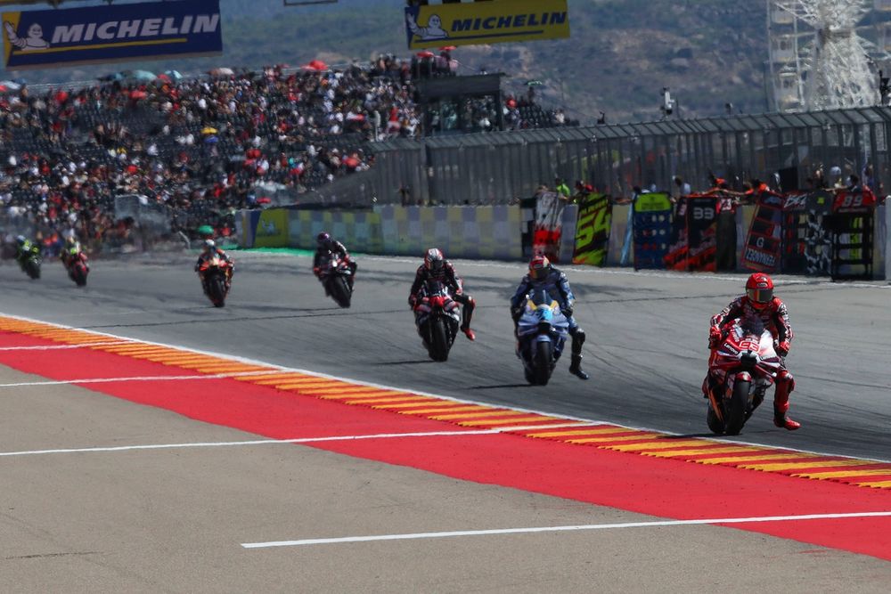 Marco Bezzecchi a passé le sprint derrière Marc et Álex Márquez