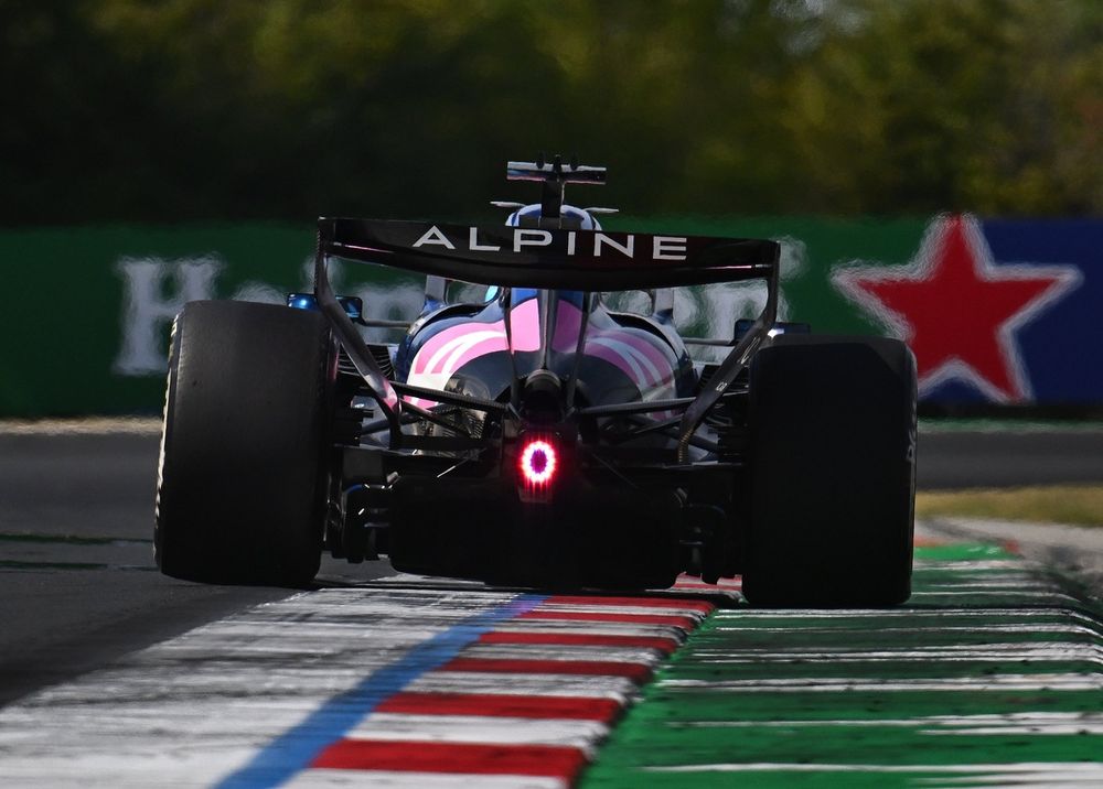 Pierre Gasly pilote pour Alpine, sixième au classement des constructeurs à la trêve