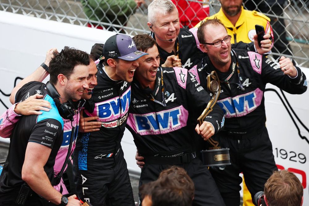 Esteban Ocon célèbre sa troisième place au Grand Prix de Monaco 2023 avec son équipe Alpine