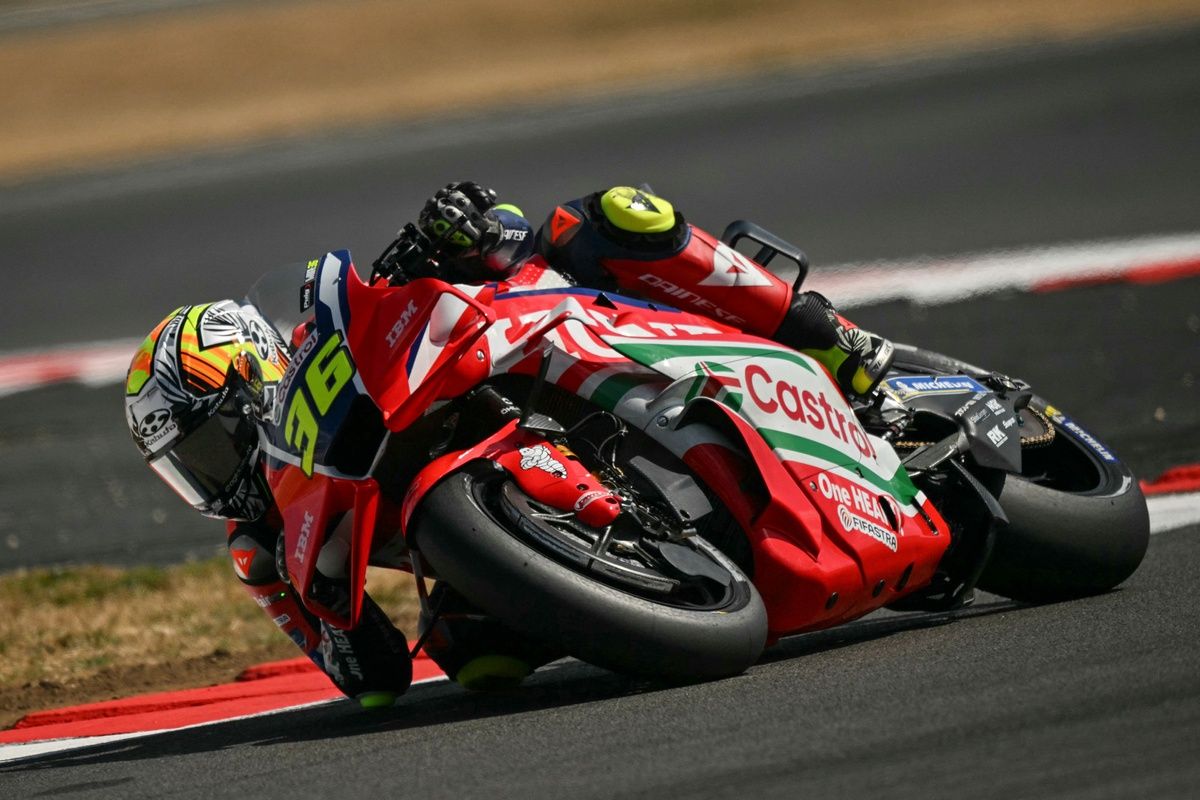 Joan Mir franchit la ligne d'arrivée du sprint à Silverstone, classé septième