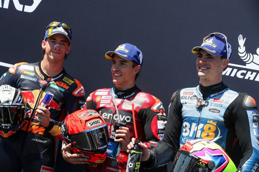 Pedro Acosta, Marc Márquez, Fermín Aldeguer et l'équipe Ducati lors du paddock MotoGP