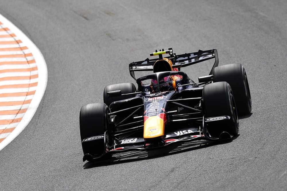 Liam Lawson en combinaison de Red Bull, prêt pour la reprise