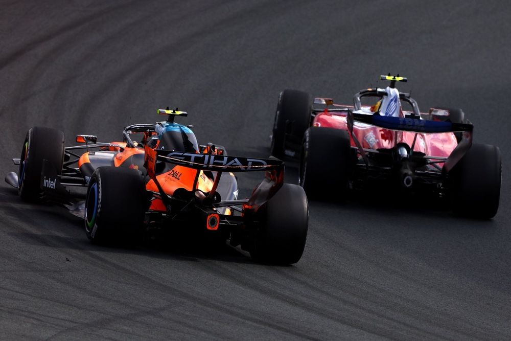 Lewis Hamilton au volant d'une Ferrari et Lando Norris pilotant une McLaren lors des essais à Bahreïn