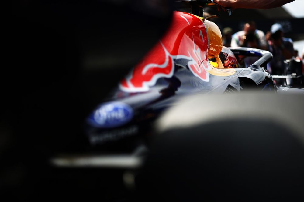 Max Verstappen au volant de la Red Bull Racing, soulignant la supériorité thermique du moteur
