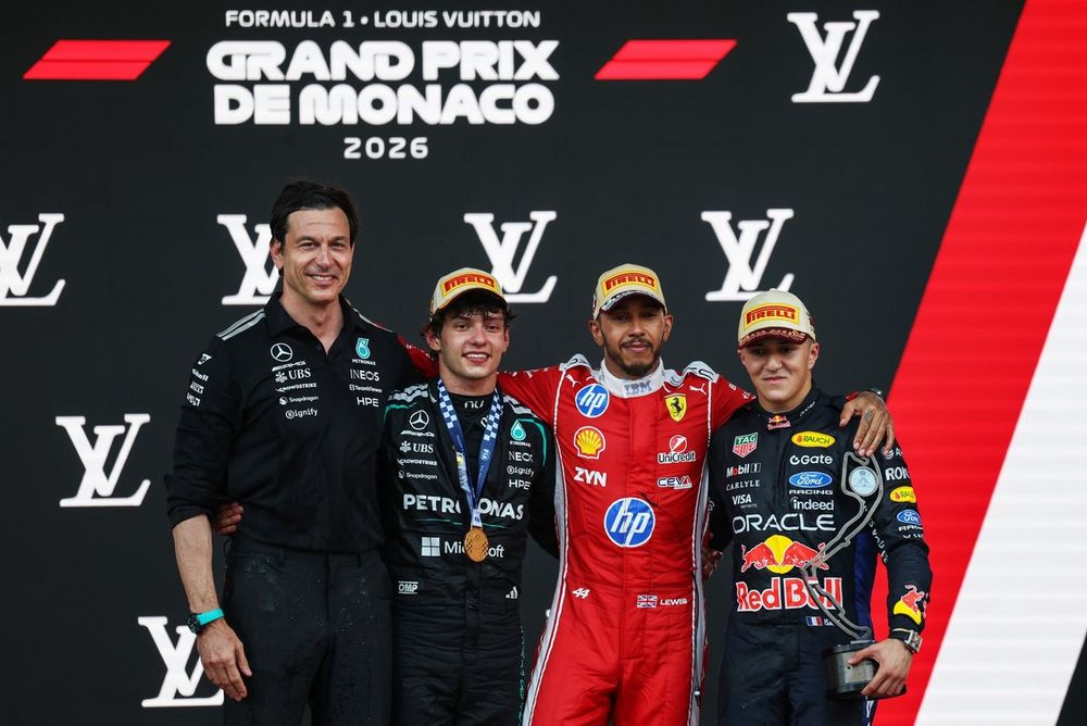 Isack Hadjar, Kimi Antonelli et Lewis Hamilton sur le podium du Grand Prix de Monaco 2026