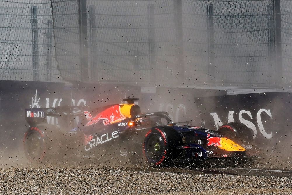 Max Verstappen sort de piste au Red Bull Ring à cause d'un aileron rotatif.