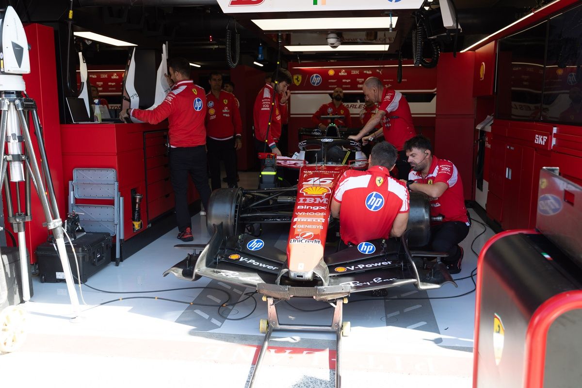 Charles Leclerc au volant d’une Ferrari SF‑26 peinte en hommage à Michael Schumacher