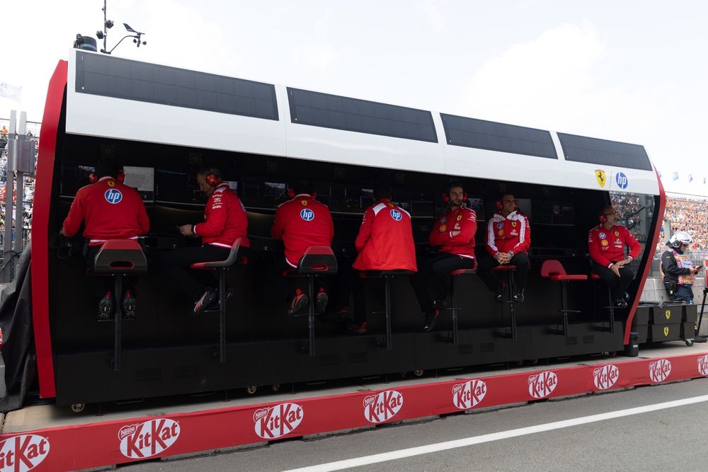 Stratèges de Ferrari sous pression au paddock de Monza