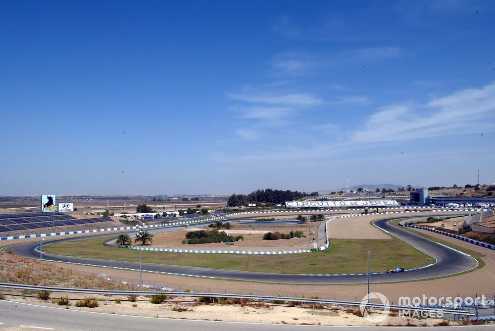 Franck Montagny au volant de la Renault R25 entrant dans l’enchaînement des virages 9 et 10 à Jerez
