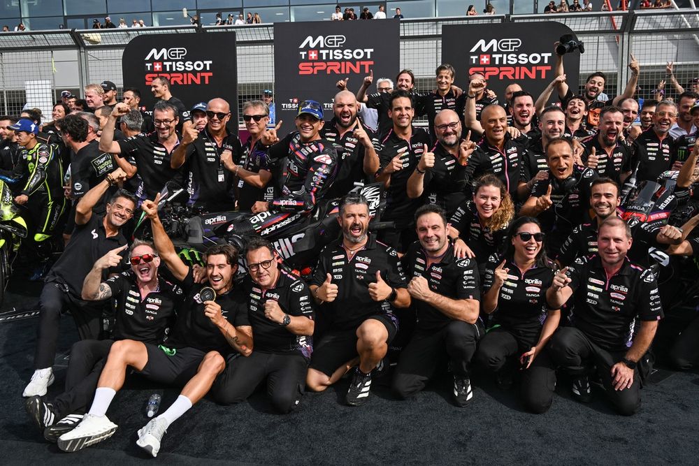 Jorge Martín en tenue d'Aprilia Racing après la domination du team à Silverstone