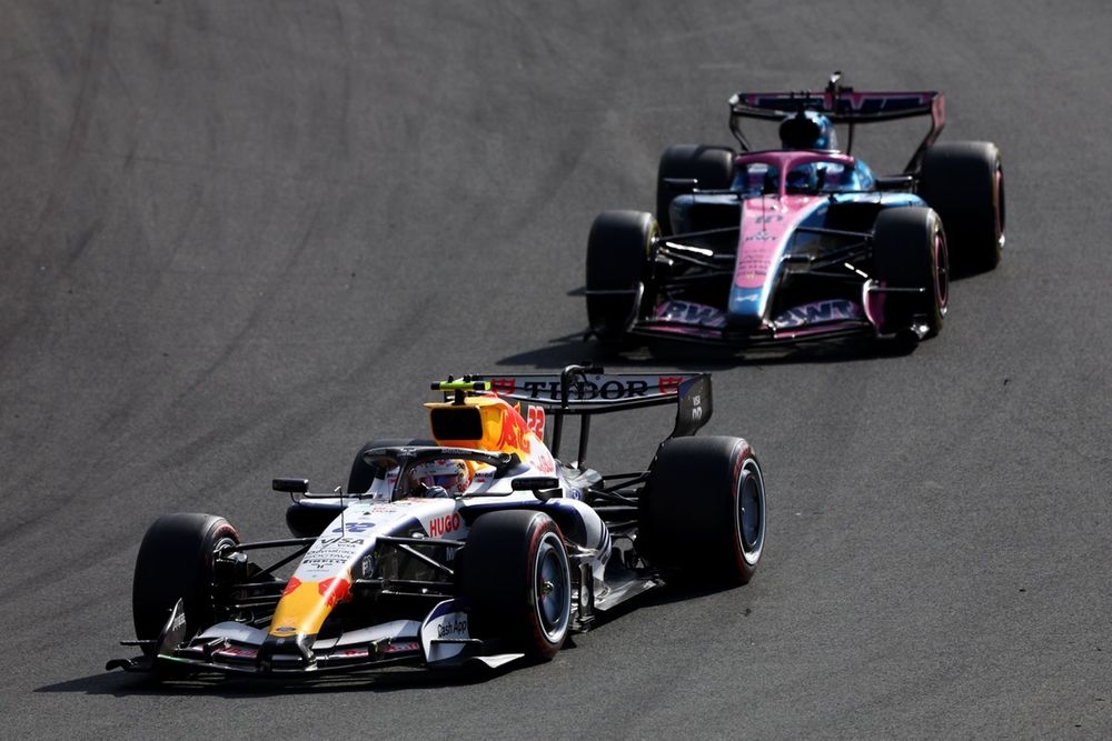 Pierre Gasly à bord de son Alpine A526 derrière Yuki Tsunoda à Zandvoort
