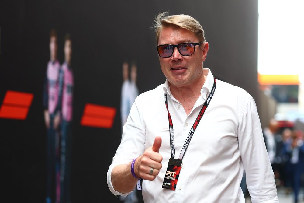 Mika Häkkinen, double champion du monde, en plein paddock