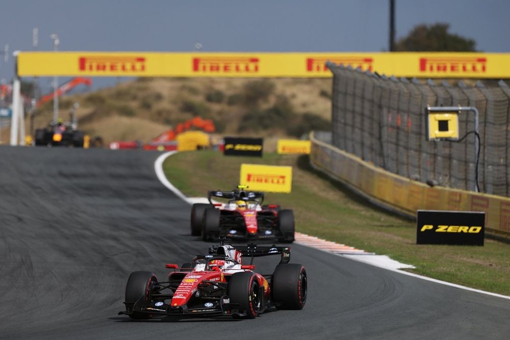 Charles Leclerc et Lewis Hamilton à bord de leurs Ferrari lors du GP des Pays‑Bas