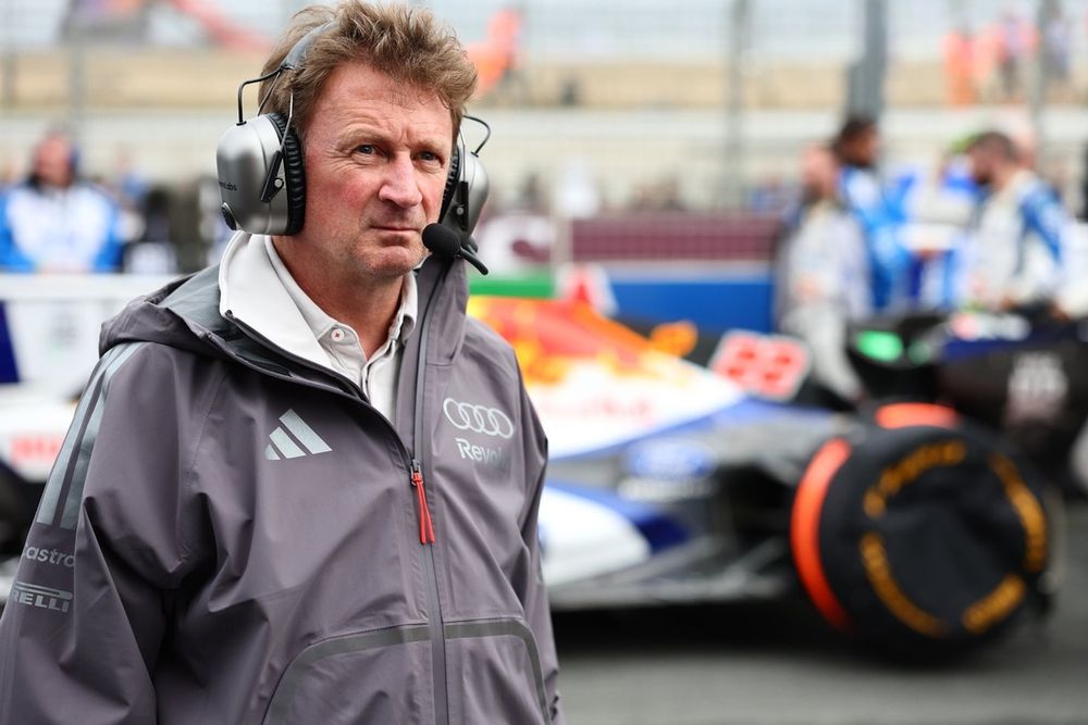 Allan McNish, directeur de course d'Audi F1 Team, observant les images de l'incident à Zandvoort