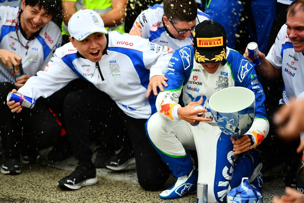 Isack Hadjar brandissant le trophée cassé au Grand Prix des Pays‑Bas 2025
