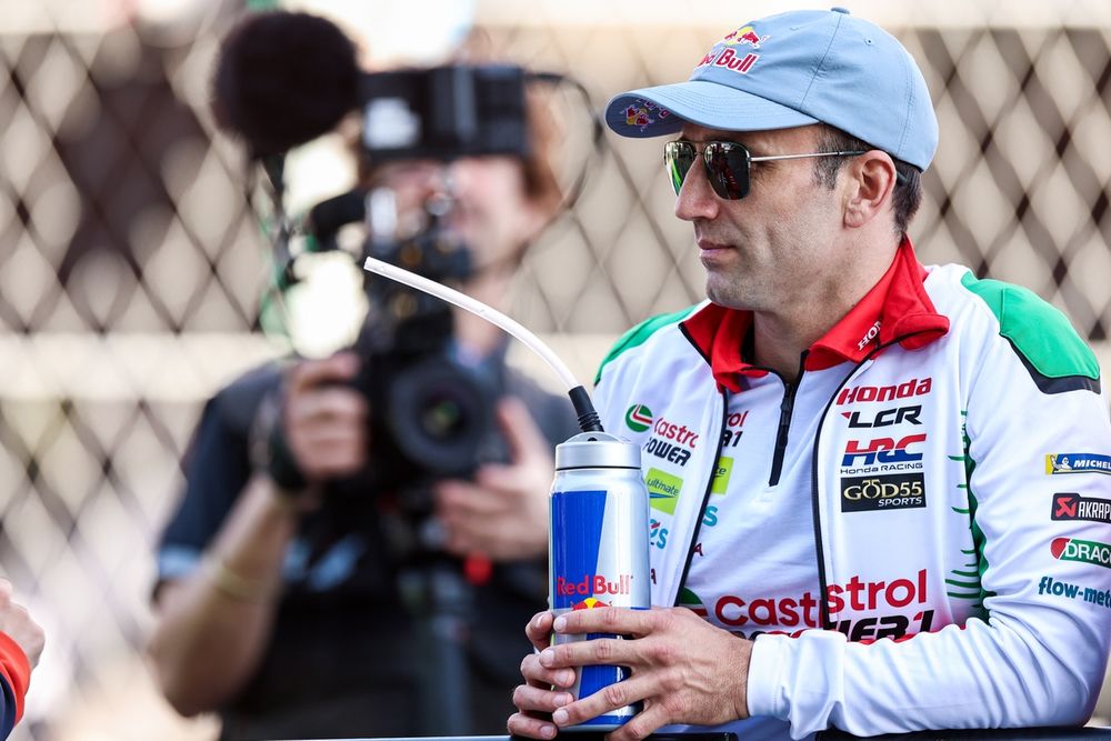 Johann Zarco sur la moto LCR Honda, immobilisé depuis mi‑mai