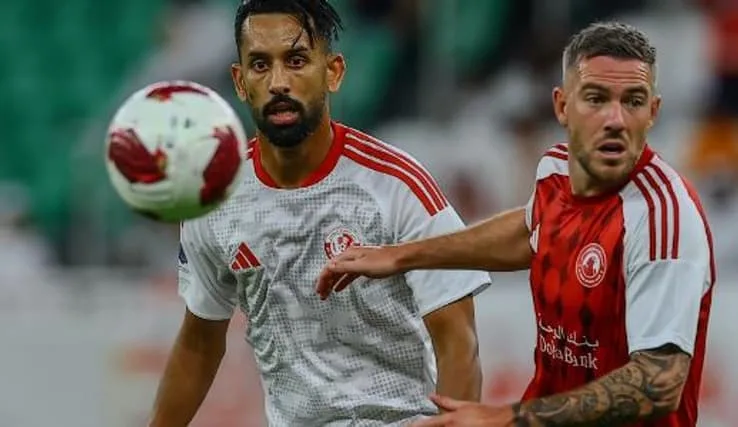 Jordan Veretout en maillot d'Al-Arabi devant le stade de la Coupe du Monde 2022