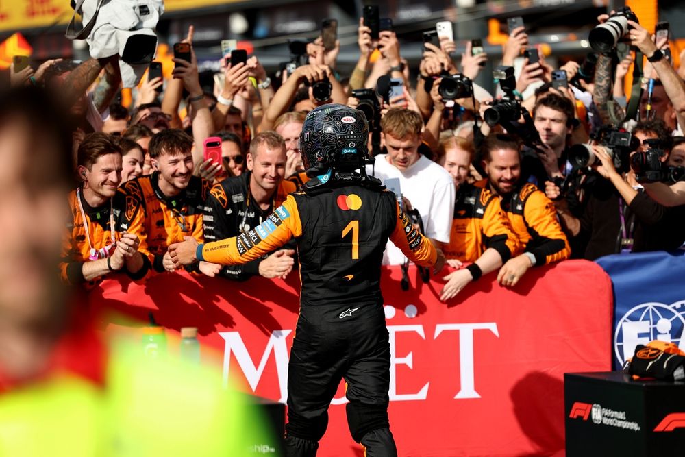 Lando Norris avec son équipe après la victoire au Grand Prix des Pays‑Bas.