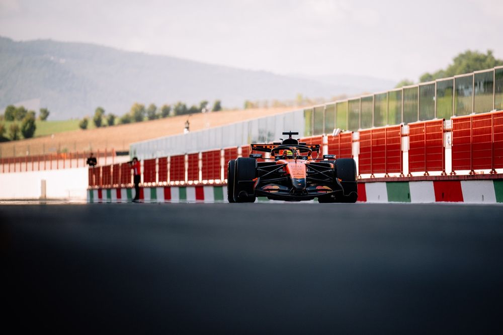 Oscar Piastri au volant d’une McLaren lors des essais au Mugello