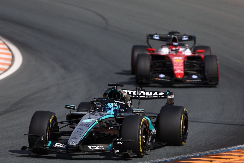 Charles Leclerc (Ferrari) et George Russell (Mercedes) au virage de Zandvoort