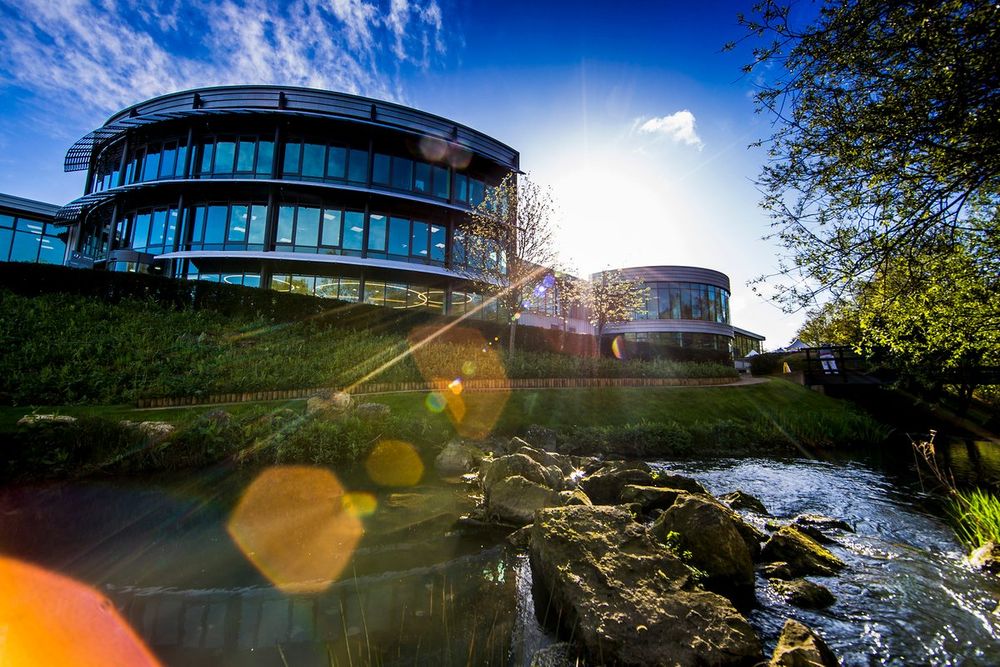 Usine Mercedes à Brackley, vue panoramique des ateliers