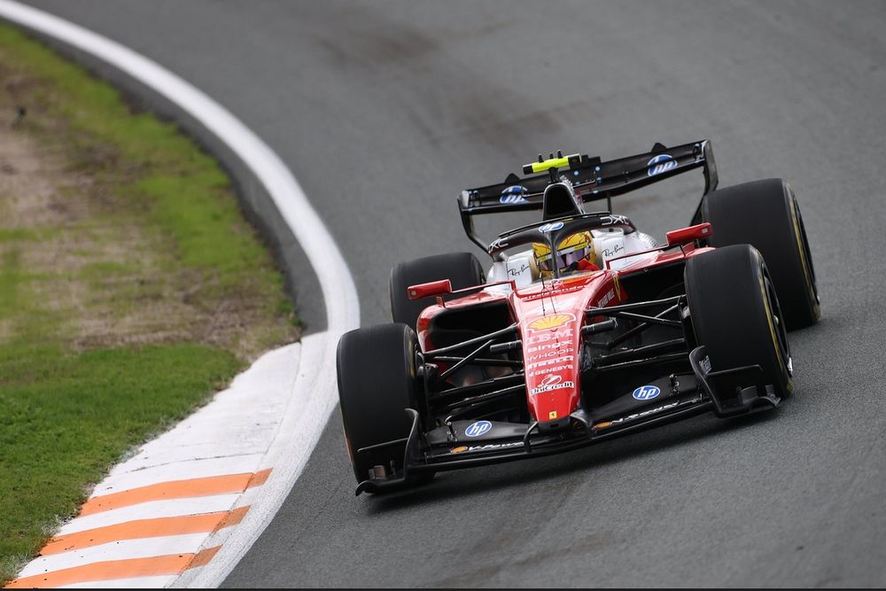 Lewis Hamilton en combinaison Ferrari sur le circuit