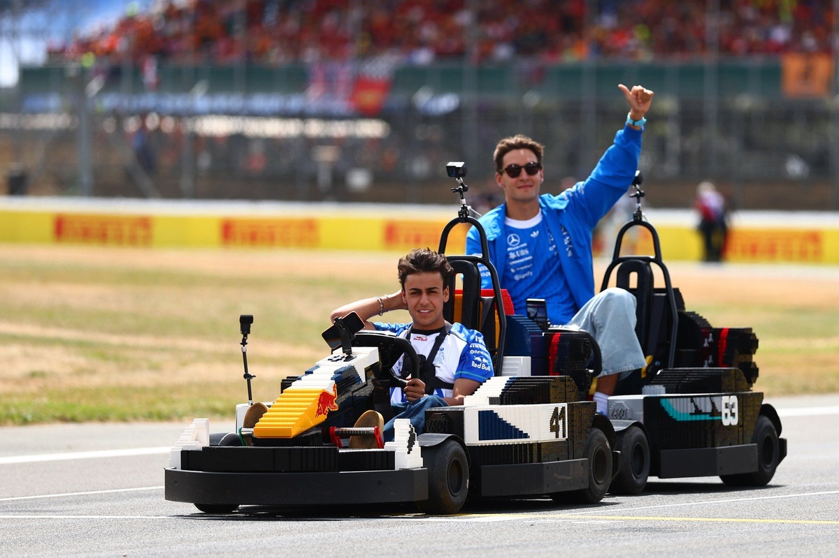 Arvid Lindblad en tenue de pilote de Formule 1