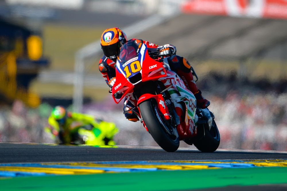 Luca Marini en tenue de peaufinage, pilotant la Honda RC213V lors d’une séance d’essai.