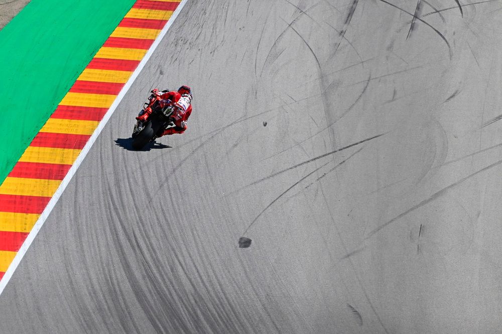 Marc Márquez en tenue Ducati sur le podium du sprint d'Aragón 2026