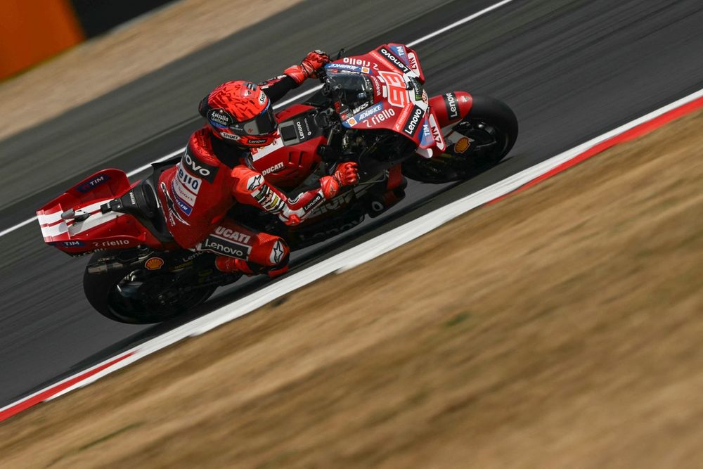Marc Márquez attend le départ du GP d'Aragón, affichant une concentration palpable