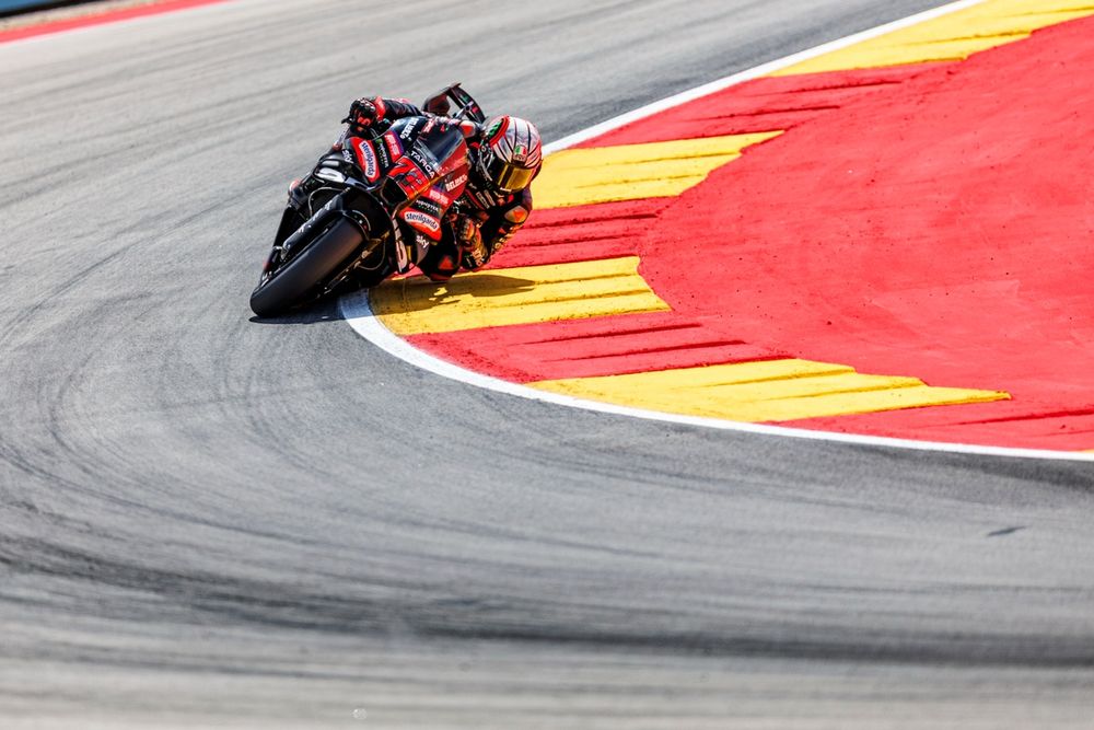 Marco Bezzecchi franchit la ligne d’arrivée en pole position au GP d’Aragón