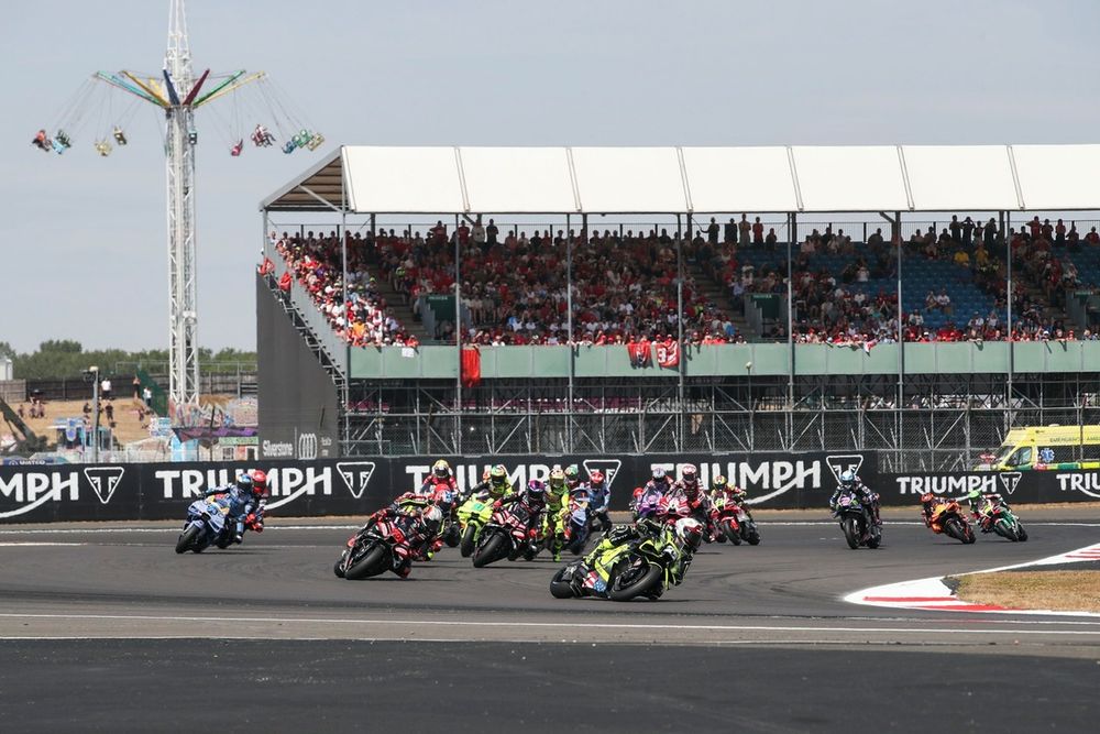Raúl Fernández dépasse Jorge Martín au premier virage de Silverstone
