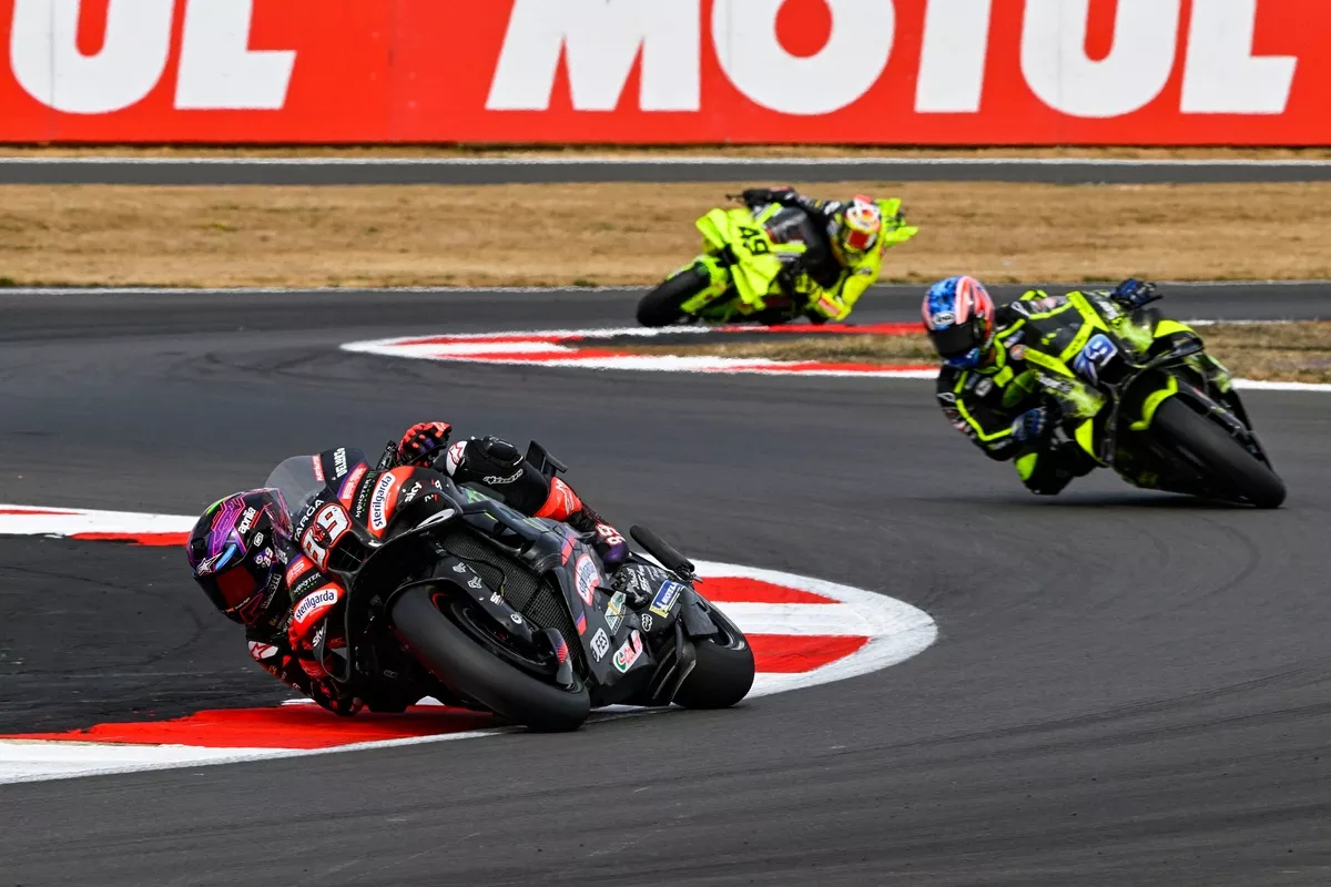 Jorge Martín en pleine vitesse sur la ligne droite de Silverstone