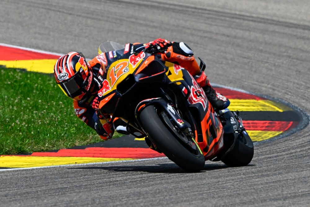 Maverick Viñales sur sa KTM Red Bull au Sachsenring, affichant les séquelles de sa chute