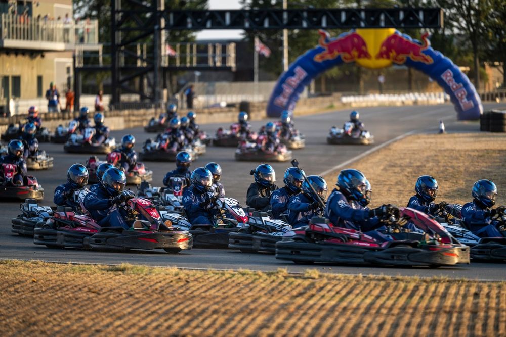 Préparatifs de la course de karting de Max Verstappen sur le tracé remanié de Silverstone.