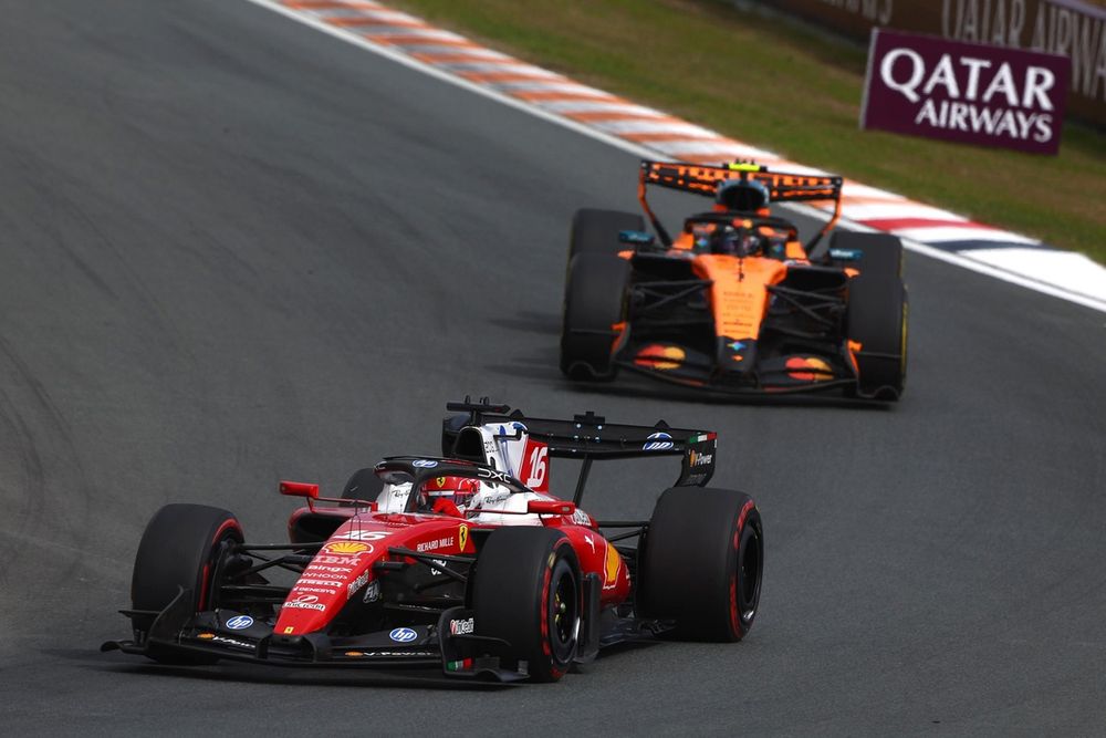 Charles Leclerc dépasse Lando Norris sur le circuit de Zandvoort, où les dépassements sont rares.