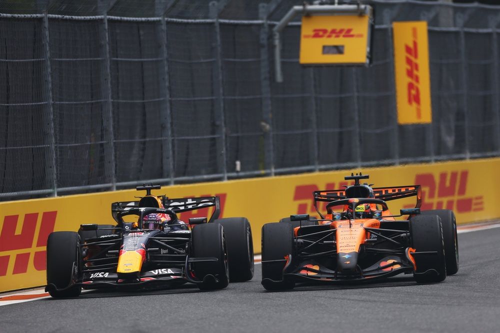 Max Verstappen (Red Bull) confronté à Oscar Piastri (McLaren) lors d’une séance d’essais