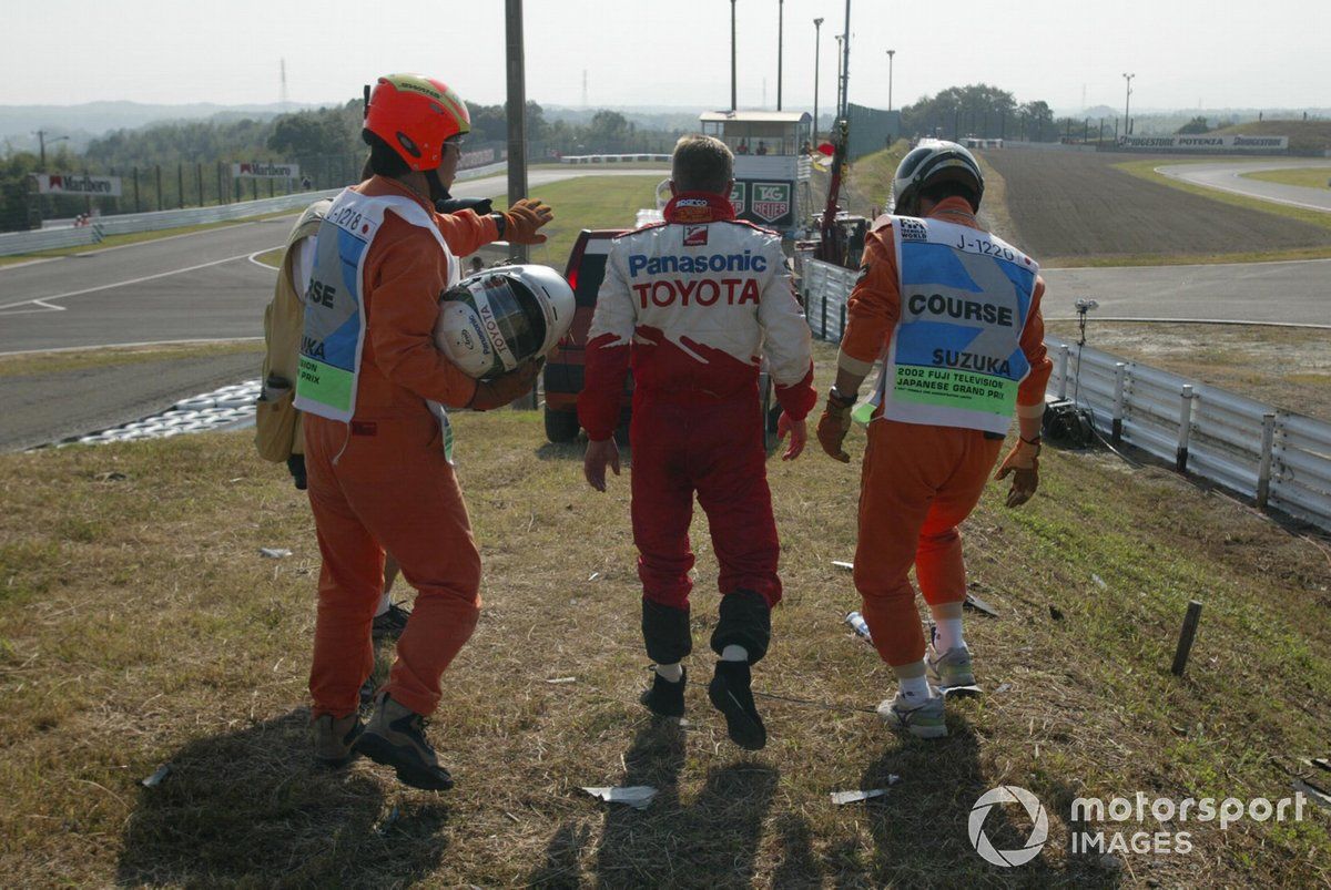 Allan McNish après sa sortie de piste à Suzuka en 2002