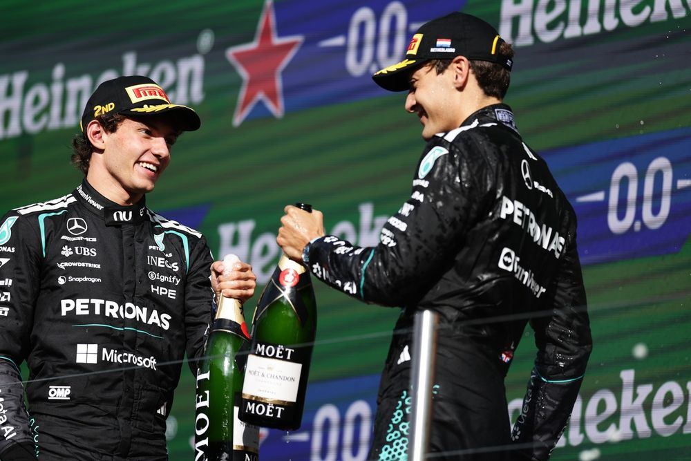 Andrea Kimi Antonelli et George Russell sur le podium Mercedes à Zandvoort