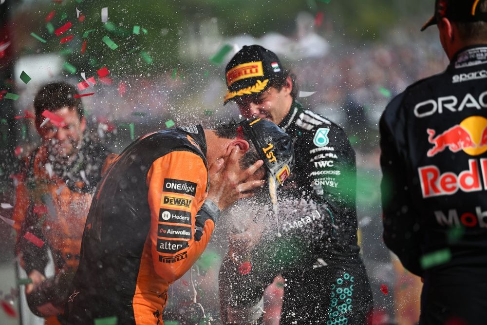 Lando Norris franchit la ligne d'arrivée à Budapest, première victoire de la saison pour McLaren.