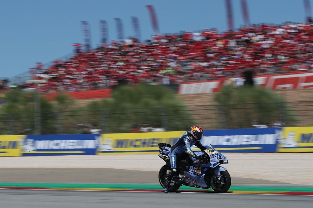 Alex Márquez en pleine action sur le circuit d'Aragón, affichant une course solitaire en quatrième position