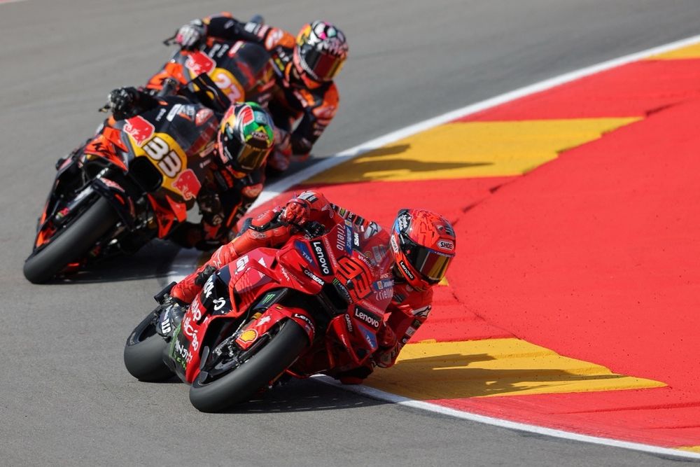 Pilotes du MotoGP sur le circuit de la communauté, illustration du dynamisme du sport