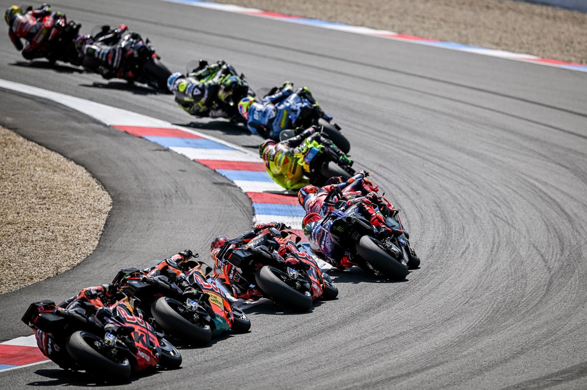 Départ d’une course de MotoGP sur un circuit ensoleillé