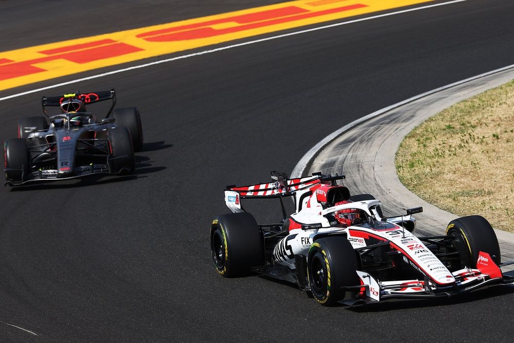 Gabriel Bortoleto (Audi) et Esteban Ocon (Haas) lors du Grand Prix de Budapest