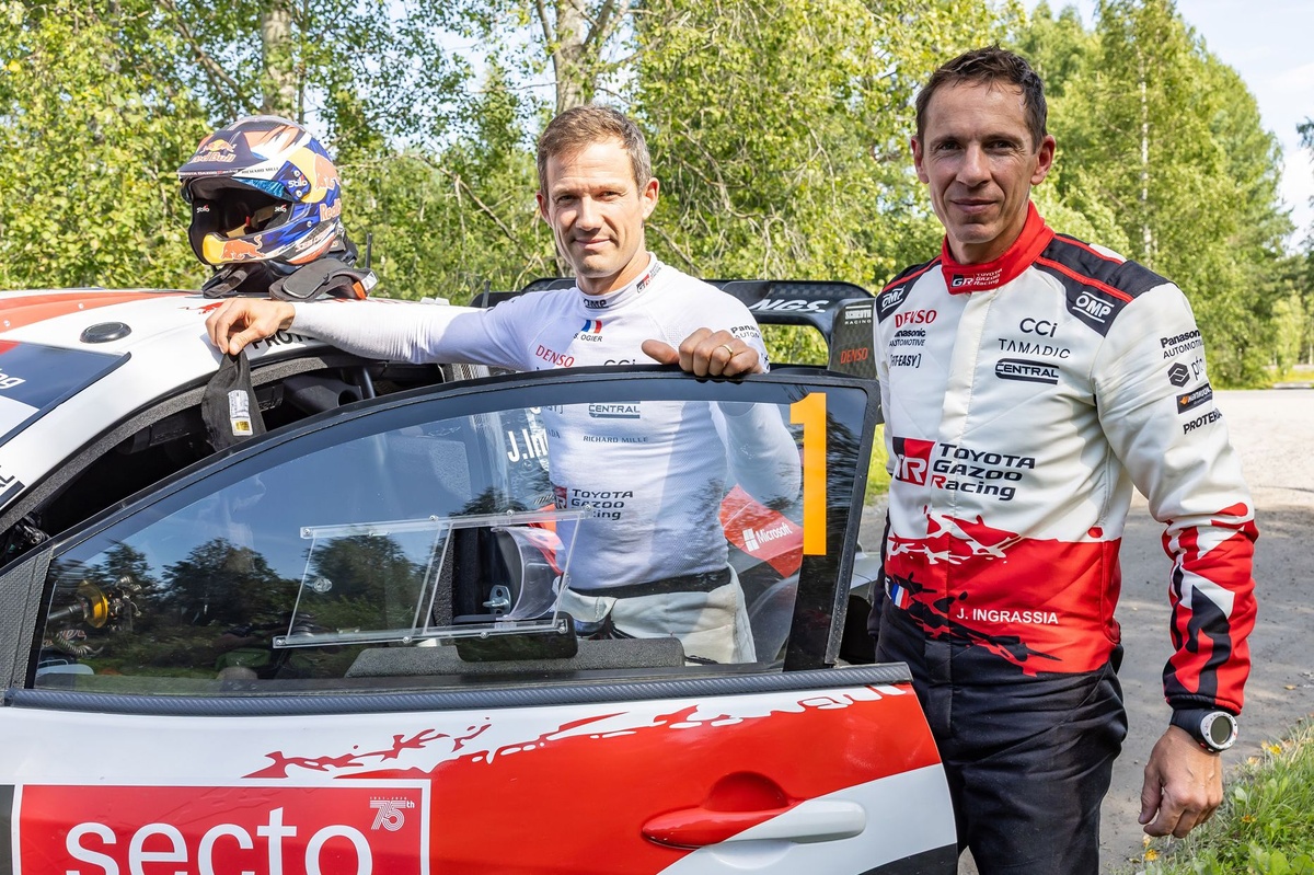 Sébastien Ogier et Julien Ingrassia après l'accident au Rallye de Finlande