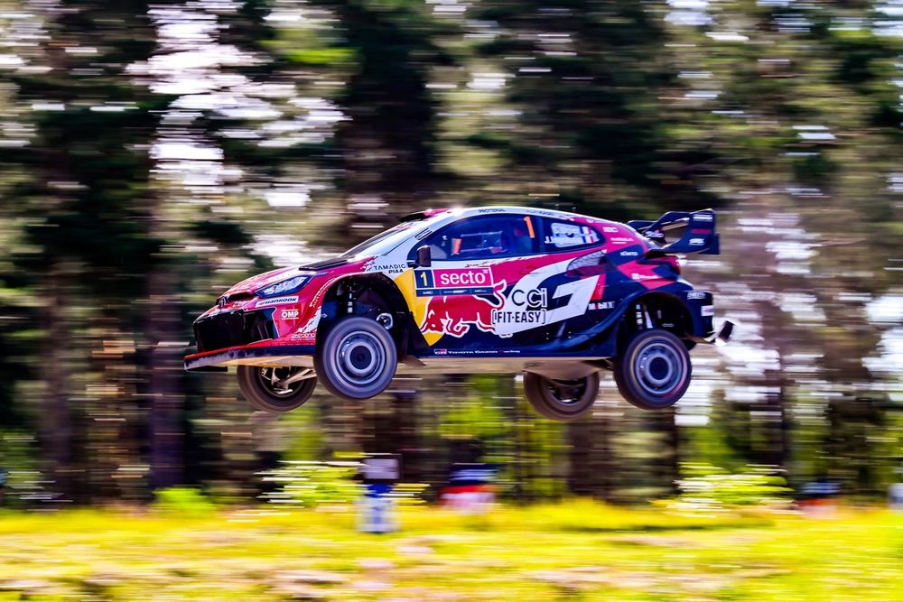 Sébastien Ogier avec Julien Ingrassia après le crash au Rallye de Finlande, prêt à reprendre la compétition au Paraguay.