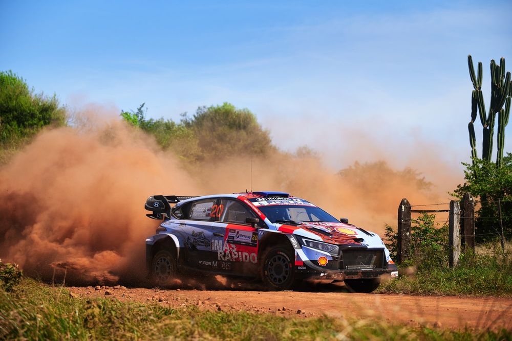 Hayden Paddon et John Kennard dans la Hyundai i20 N Rally1, service du parc d’assistance