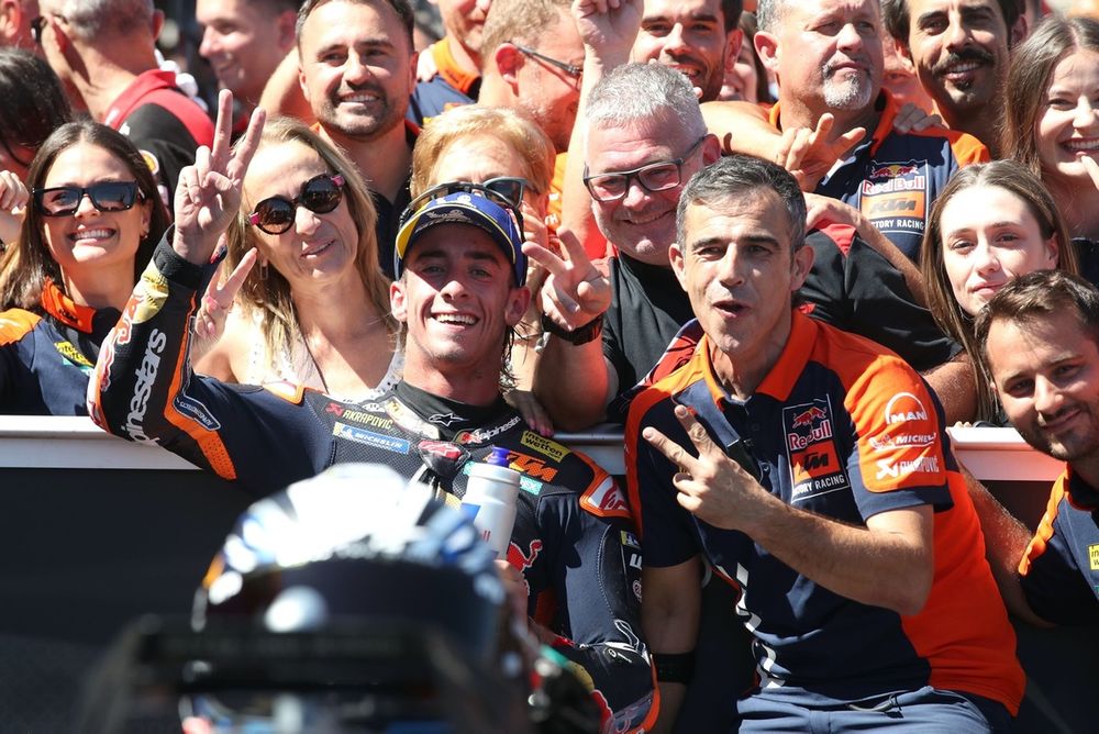 Pedro Acosta en Red Bull KTM célébrant sa deuxième place au Grand Prix d'Aragón