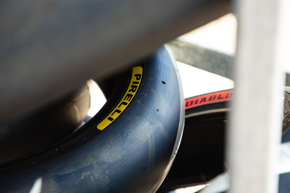 Pneus Pirelli MotoGP avec bandes de couleur sur le flanc