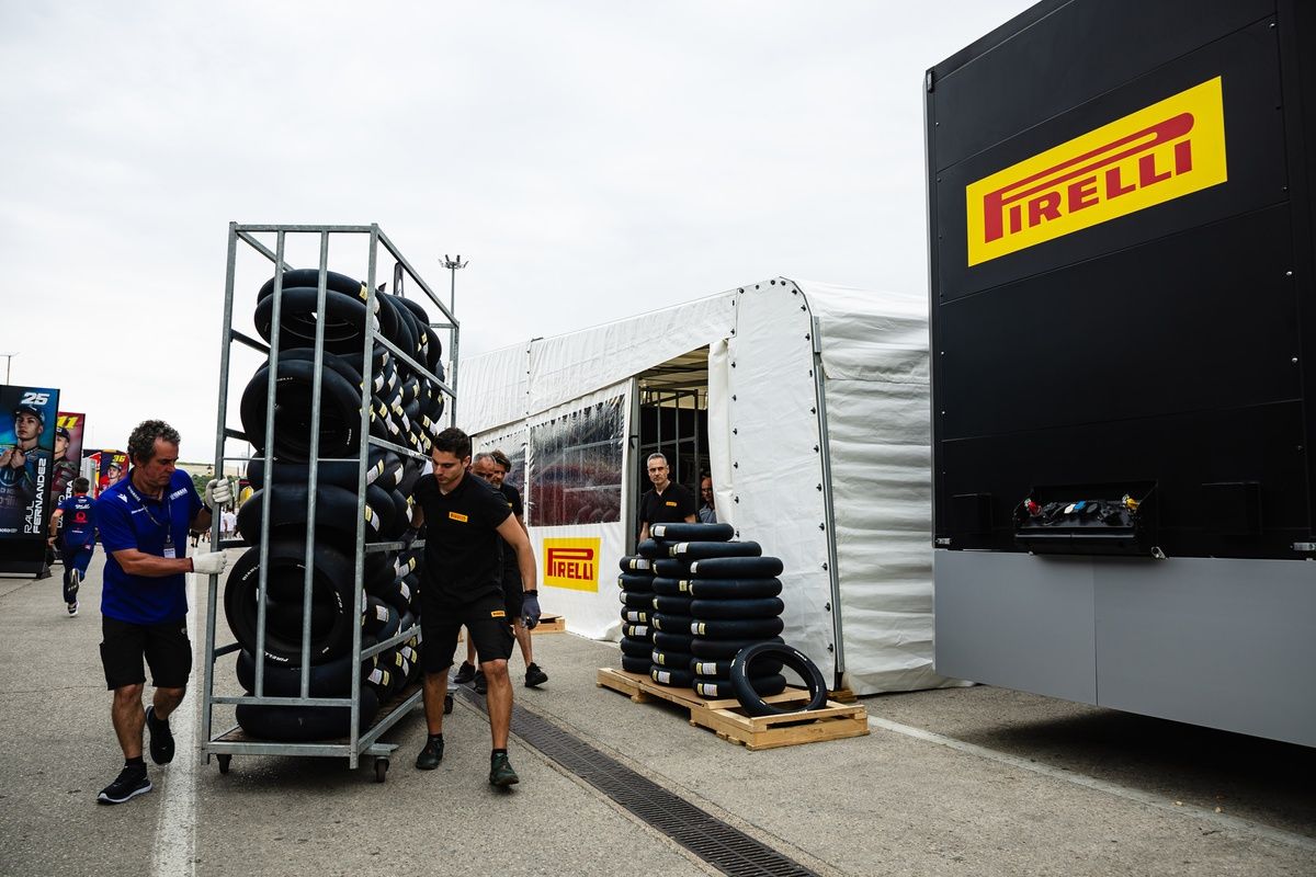 Pneus Pirelli sur la grille du MotoGP, rappelant que les équipes ne paient pas leurs pneumatiques